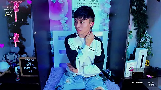 Snapshot of juniior_2311_ chatting on 02/19/25, 12:03 juniior 2311  online show from 02/19/25, 12:03