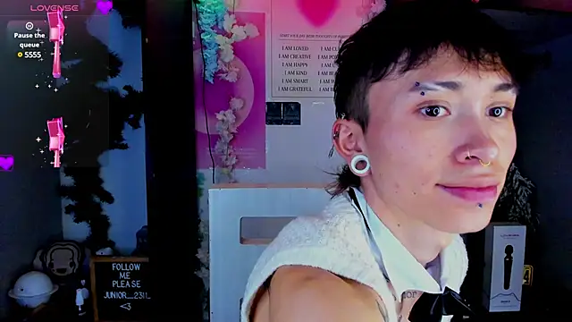Snapshot of juniior_2311_ chatting on 02/19/25, 10:31 juniior 2311  online show from 02/19/25, 10:31