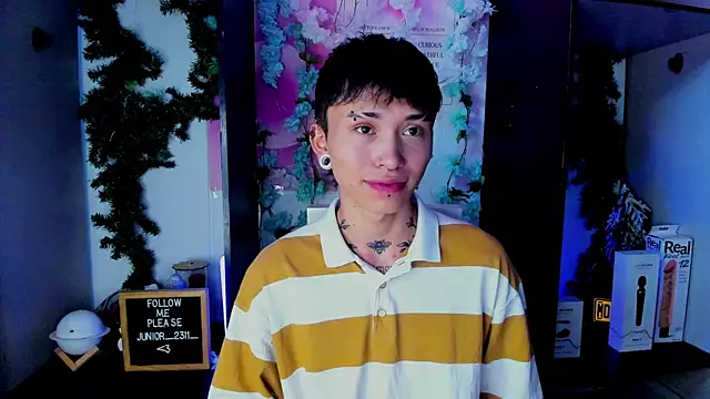 Snapshot of juniior_2311_ chatting on 03/01/25, 05:27 juniior 2311  online show from 03/01/25, 05:27