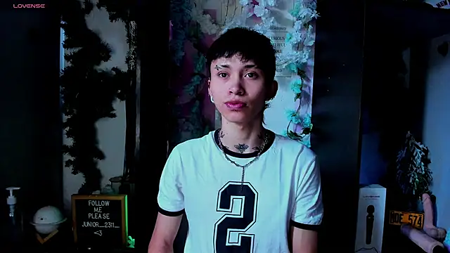 Snapshot of juniior_2311_ chatting on 03/05/25, 12:33 juniior 2311  online show from 03/05/25, 12:33
