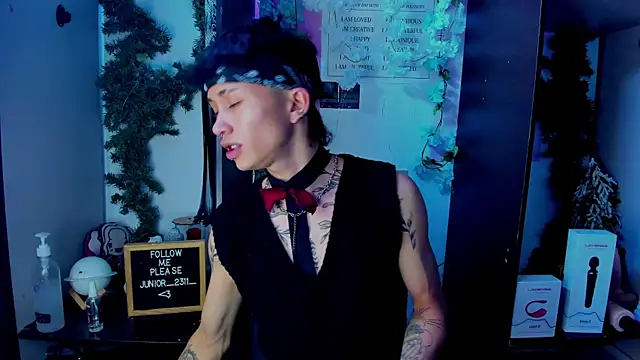 Snapshot of juniior_2311_ chatting on 03/11/25, 07:36 juniior 2311  online show from 03/11/25, 07:36