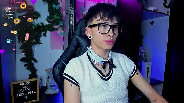 Snapshot of juniior_2311_ chatting on 03/19/25, 08:54 juniior 2311  online show from 03/19/25, 08:54