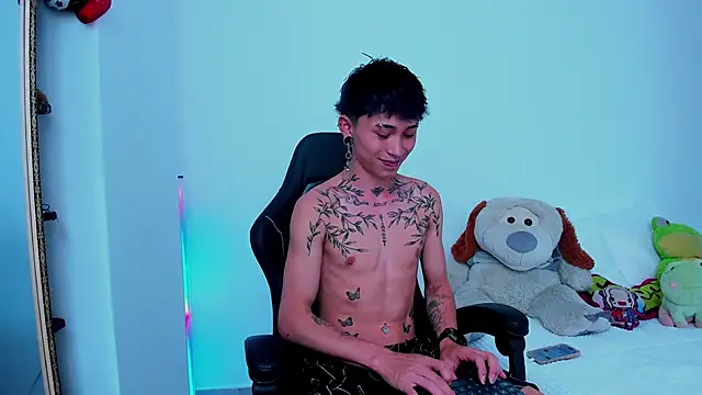 Snapshot of juniior_2311_ chatting on 10/24/25, 06:04 juniior 2311  online show from 10/24/25, 06:04