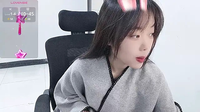 Snapshot of Lvy--v chatting on 12/29/24, 10:47 Lvy--v online show from 12/29/24, 10:47