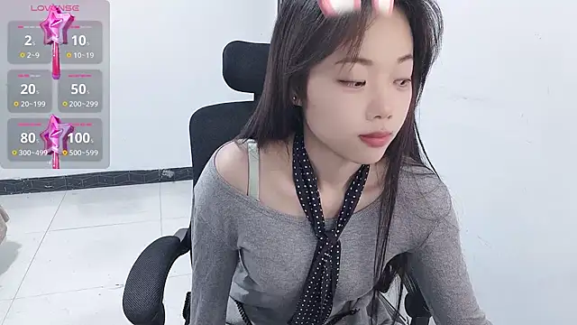 Snapshot of Lvy--v chatting on 01/01/25, 10:46 Lvy--v online show from 01/01/25, 10:46