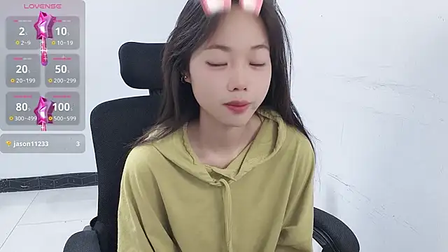 Snapshot of Lvy--v chatting on 01/08/25, 10:37 Lvy--v online show from 01/08/25, 10:37