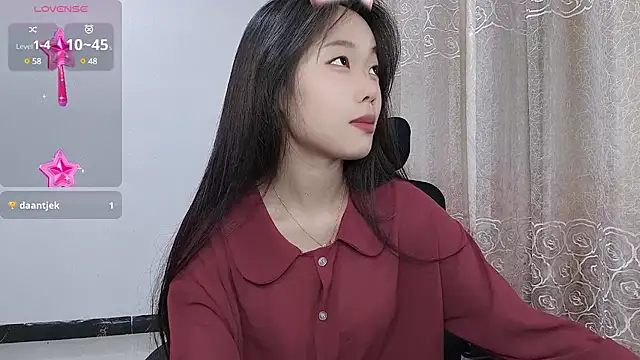 Snapshot of Lvy--v chatting on 03/03/25, 07:39 Lvy--v online show from 03/03/25, 07:39