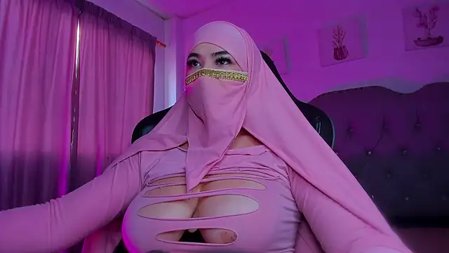 Snapshot of Tahiraa_ chatting on 01/18/25, 01:08 Tahiraa online show from 01/18/25, 01:08