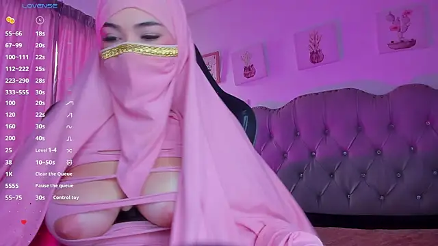 Snapshot of Tahiraa_ chatting on 01/28/25, 01:05 Tahiraa online show from 01/28/25, 01:05