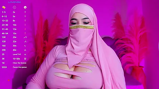 Snapshot of Tahiraa_ chatting on 02/12/25, 04:11 Tahiraa online show from 02/12/25, 04:11