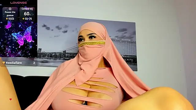 Snapshot of Tahiraa_ chatting on 02/22/25, 01:35 Tahiraa online show from 02/22/25, 01:35