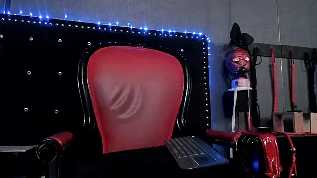 Snapshot of LusstCruella chatting on 01/07/25, 07:06 LusstCruella online show from 01/07/25, 07:06