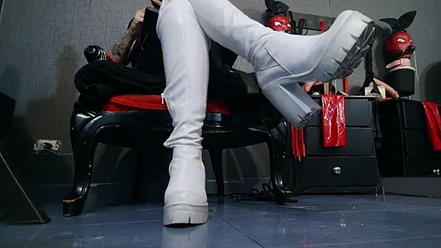 Snapshot of LusstCruella chatting on 02/13/25, 05:11 LusstCruella online show from 02/13/25, 05:11