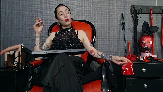 Snapshot of LusstCruella chatting on 03/18/25, 06:15 LusstCruella online show from 03/18/25, 06:15