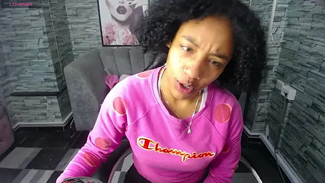 Snapshot of Violeth_b chatting on 10/02/25, 12:45 Violeth b online show from 10/02/25, 12:45
