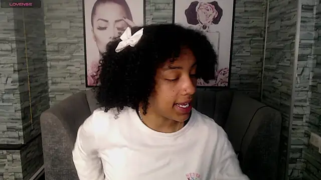 Snapshot of Violeth_b chatting on 10/03/25, 12:46 Violeth b online show from 10/03/25, 12:46