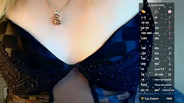Snapshot of DahliaMoore chatting on 01/04/25, 10:34 DahliaMoore online show from 01/04/25, 10:34