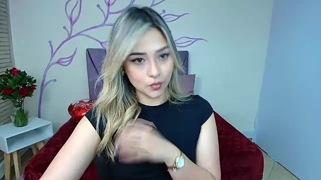 Snapshot of DahliaMoore chatting on 02/18/25, 07:41 DahliaMoore online show from 02/18/25, 07:41