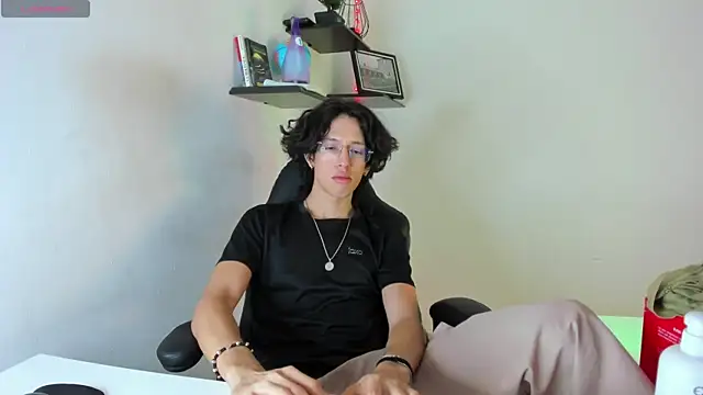 manu vera online show from 10/18/25, 02:58