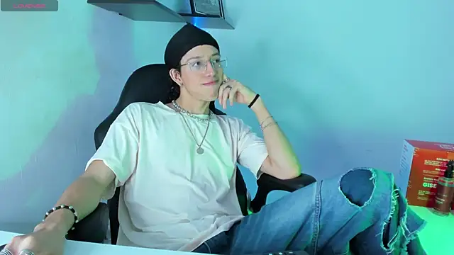 manu vera online show from 11/05/25, 02:33