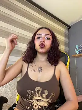 Snapshot of Liittleluaa_ chatting on 02/19/25, 12:00 Liittleluaa online show from 02/19/25, 12:00