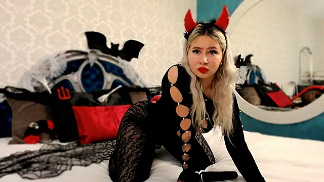 SuzzySweet18 online show from 10/31/25, 06:31