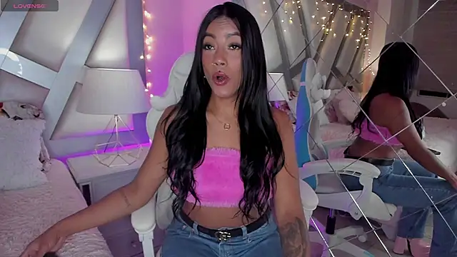 Snapshot of Amber_villalobos_ chatting on 01/15/25, 03:43 Amber villalobos online show from 01/15/25, 03:43