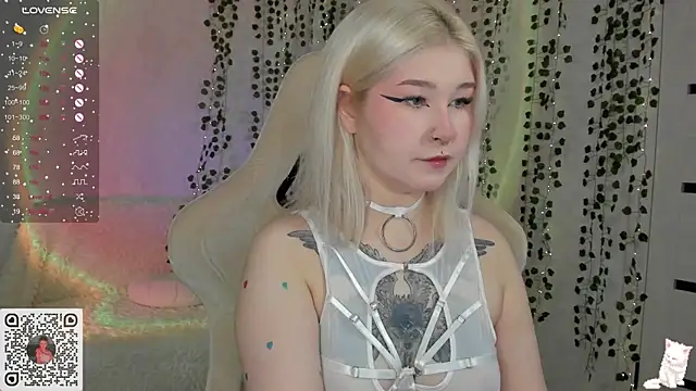 Snapshot of chillycharm chatting on 02/07/25, 03:01 chillycharm online show from 02/07/25, 03:01