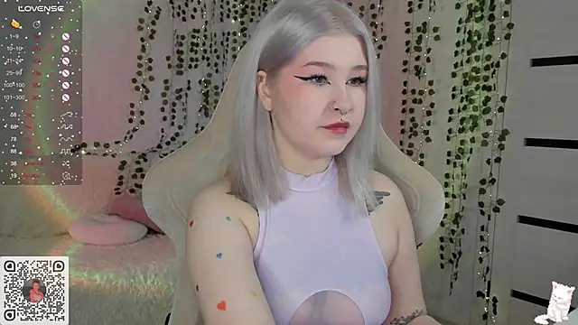 Snapshot of chillycharm chatting on 02/11/25, 10:39 chillycharm online show from 02/11/25, 10:39