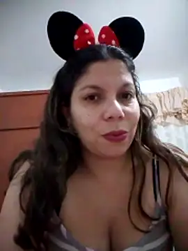 Snapshot of Carliina_Soussa chatting on 10/31/25, 11:50 Carliina Soussa online show from 10/31/25, 11:50