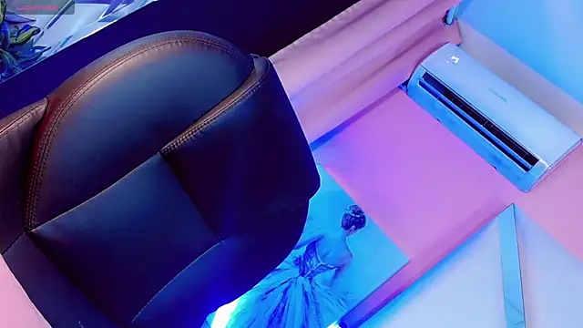 Snapshot of Sophia-Isabella chatting on 03/18/25, 07:10 Sophia-Isabella online show from 03/18/25, 07:10