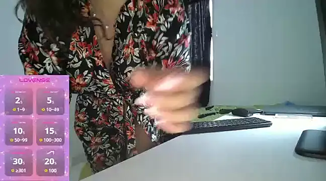 Estefany777 online show from 01/10/25, 10:15