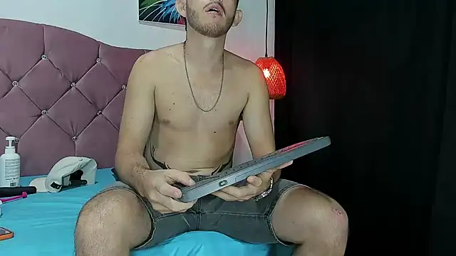 Snapshot of louis_bcasta1 chatting on 02/08/25, 11:01 louis bcasta1 online show from 02/08/25, 11:01