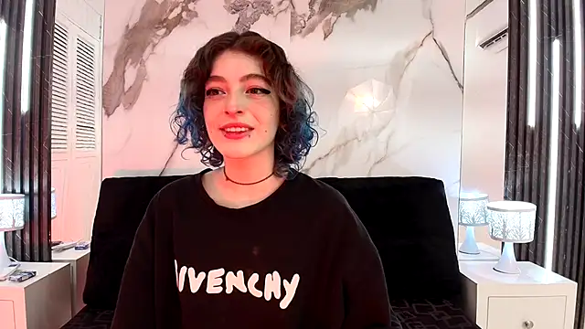 Snapshot of EvaHalsey chatting on 10/21/25, 07:36 EvaHalsey online show from 10/21/25, 07:36