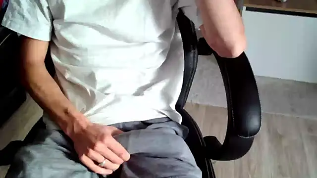 Snapshot of ElViko11 chatting on 10/27/25, 01:48 ElViko11 online show from 10/27/25, 01:48