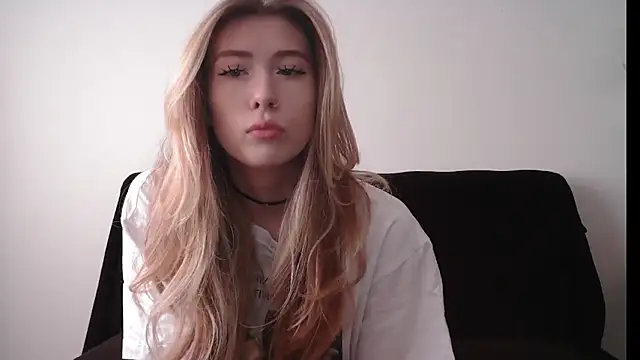 Snapshot of ErikaShyy chatting on 09/18/25, 10:28 ErikaShyy online show from 09/18/25, 10:28