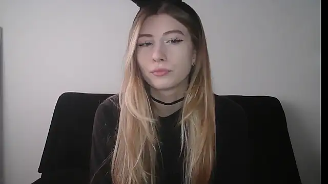 Snapshot of ErikaShyy chatting on 10/08/25, 10:57 ErikaShyy online show from 10/08/25, 10:57