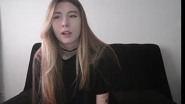 Snapshot of ErikaShyy chatting on 10/09/25, 10:46 ErikaShyy online show from 10/09/25, 10:46