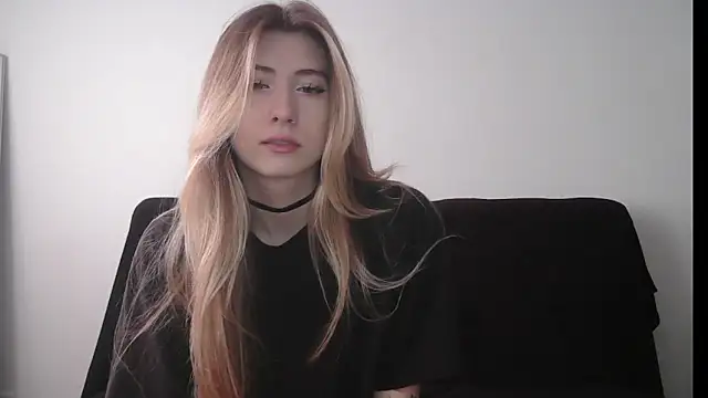 Snapshot of ErikaShyy chatting on 10/10/25, 09:41 ErikaShyy online show from 10/10/25, 09:41