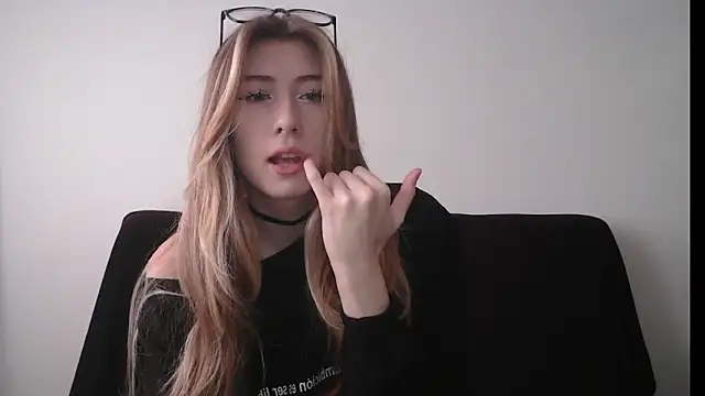 Snapshot of ErikaShyy chatting on 10/17/25, 10:07 ErikaShyy online show from 10/17/25, 10:07