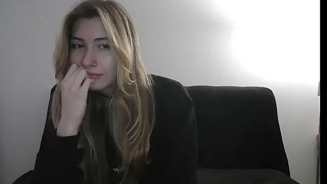 Snapshot of ErikaShyy chatting on 10/18/25, 02:40 ErikaShyy online show from 10/18/25, 02:40