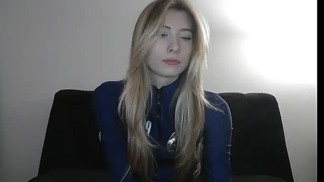 Snapshot of ErikaShyy chatting on 10/31/25, 01:01 ErikaShyy online show from 10/31/25, 01:01