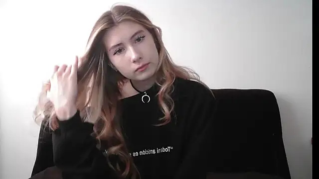 Snapshot of ErikaShyy chatting on 11/06/25, 11:00 ErikaShyy online show from 11/06/25, 11:00