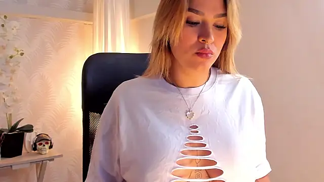 Snapshot of CyntiaAdams chatting on 12/15/24, 04:37 CyntiaAdams online show from 12/15/24, 04:37