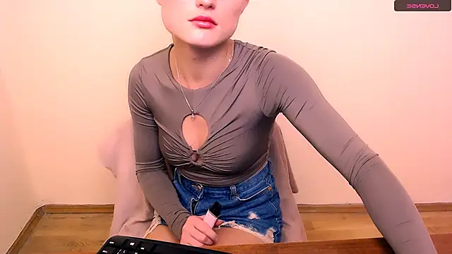 Snapshot of Felliciya chatting on 12/05/24, 12:33 Felliciya online show from 12/05/24, 12:33