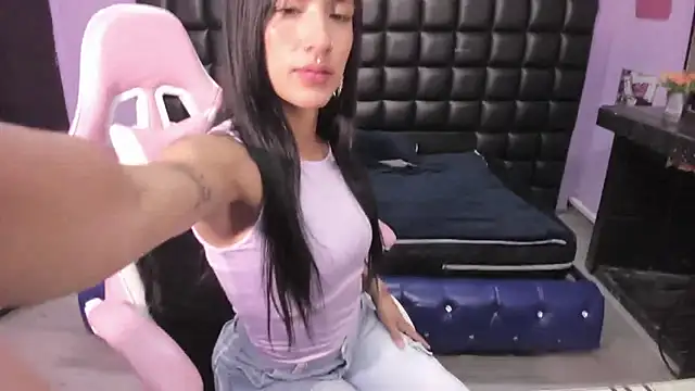 Snapshot of Avi_Thomsonn chatting on 11/06/25, 07:59 Avi Thomsonn online show from 11/06/25, 07:59