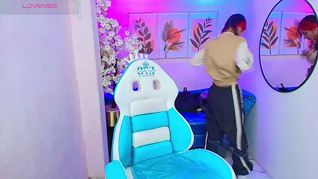 Dafne huges online show from 10/23/25, 07:12