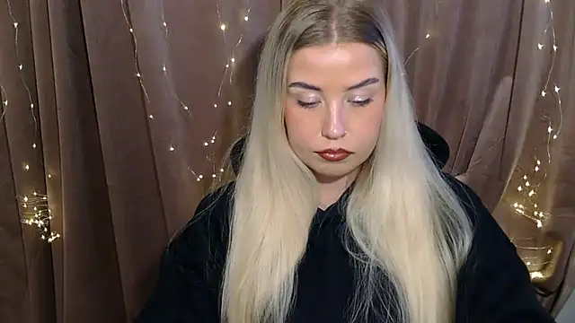 Snapshot of KristyHoney chatting on 12/12/24, 06:42 KristyHoney online show from 12/12/24, 06:42