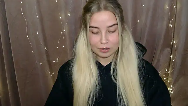 Snapshot of KristyHoney chatting on 12/14/24, 10:02 KristyHoney online show from 12/14/24, 10:02