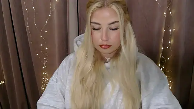 Snapshot of KristyHoney chatting on 01/06/25, 09:52 KristyHoney online show from 01/06/25, 09:52